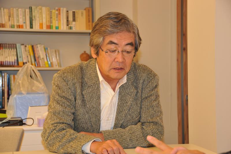対談中の岡島氏