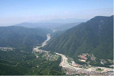 急峻な山を曲がりくねり流れる木曽川（南木曽町）
