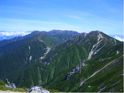  空木（うつぎ）岳を南駒ヶ岳から望む