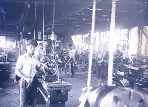 昭和初期頃 帝室林野局木曽支局上松出張所の機械修理工場内部