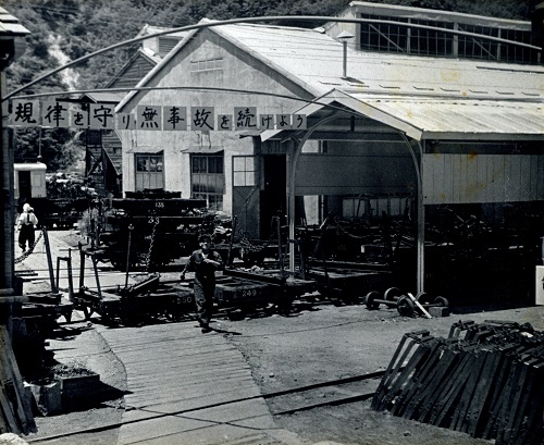 昭和30年頃、上松運輸営林署の検車工場前の風景