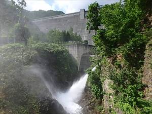 定山渓ダムの放水の様子