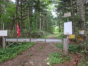 歩道入口は、盤の沢林道ゲートから約1.7キロメートル先にあります。
