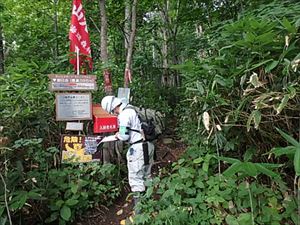 岩戸公園コースの入山口で、入林者名簿の確認を行いました。