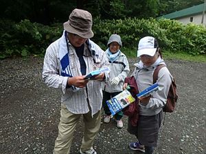 紋別岳入山口でお会いした方に、リーフレットと携帯トイレを配付し、登山ルールとマナーの啓発活動を行いました。