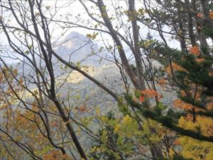 山頂からは、木々の葉が落ち夏には見えない定山渓天狗岳などが見えるようになりました。