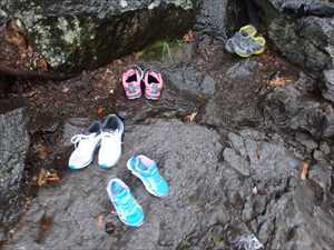 靴下のみで散策するカムイワッカの日常風景