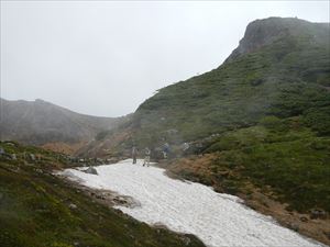 上ホロ分岐から十勝岳方面に進み、上富良野岳肩付近にあった雪渓もかなり小さくなりました。