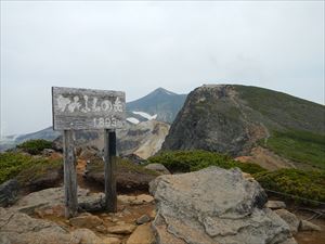 上富良野岳山頂から十勝岳(写真の中央)や、富良野岳が望めました。