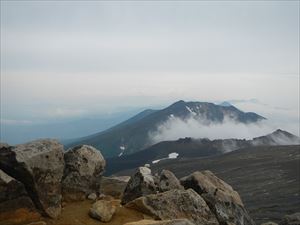 十勝岳山頂は雨が降っていましたが、雲が高い位置にあるため周りの景観を撮影する事ができました。