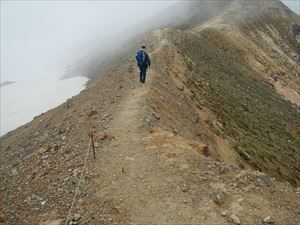 避難小屋から十勝岳までのルートはほぼ山の稜線を辿ります。