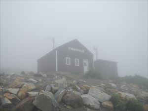 十勝岳避難小屋周辺も霧に包まれていました。