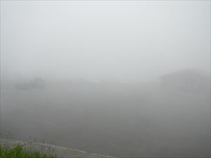 十勝岳温泉歩道入口は霧に包まれていて、ここまで来て霧や天候の状況を確認し引き返す方も数多くいました。
