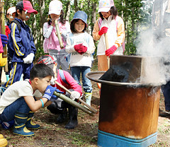 標茶町立中茶安別小中学校での学校林活動支援（花炭を上手に作るため、火力アップに奮闘中）