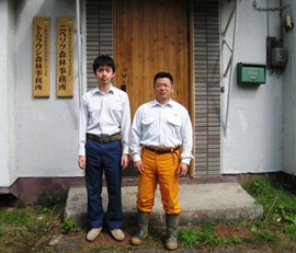 田島森林官(向かって左側)