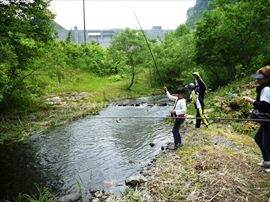 渓流釣り体験は大人も子供も一番の盛り上がりでした