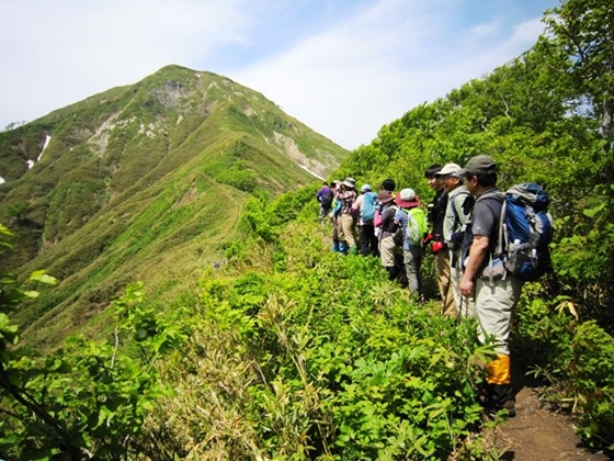 7合目付近、奥に見えるのが黒松内岳