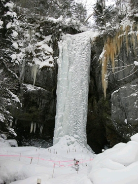 氷爆となった山彦の滝