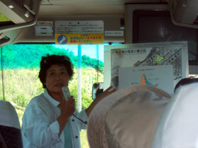 バスの中で恵山の生い立ちを説明する木村ガイド