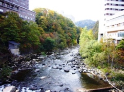 定山渓温泉街を流れる豊平川