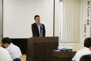 開講式で研修生を激励する古久保 北海道森林管理局長