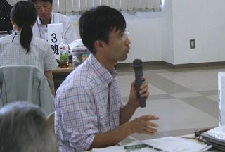 渋谷准教授に身振り手振りを交えて質問する研修生の写真