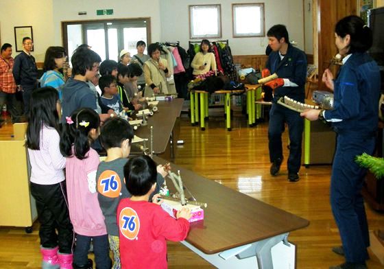 響かせよう知床の音色、森の素材で楽器づくり