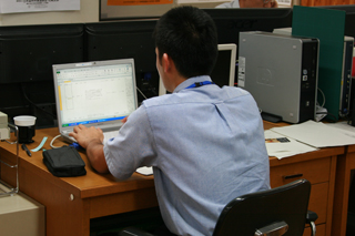 実習初日、緊張しながら慣れないパソコンと格闘中