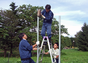 看板支柱の打ち込み作業