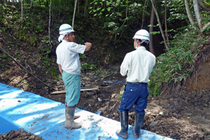 治山工事の現場に行きました(私は右)