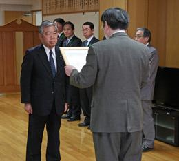 山﨑局長から感謝状を受け取る 武下 委員長
