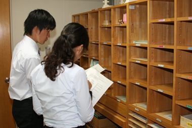新聞の切り抜きの回覧作業
