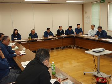 函館事務所において、全体討論会