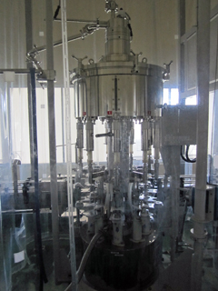 水工場内の水をペットボトルへ詰める機械