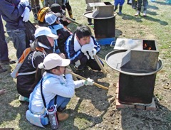 松ぼっくりなどで飾り炭つくり