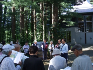 見本林の概要を説明する小原署長