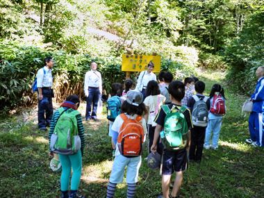 遊々の森看板前で開会の挨拶とスタッフ紹介・注意事項の説明