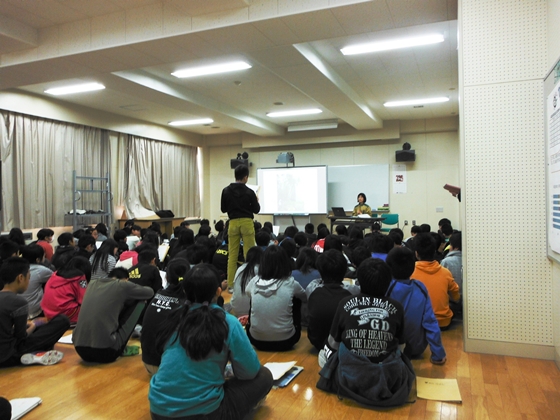 生徒から防風林の質問を受け、スライドで解説