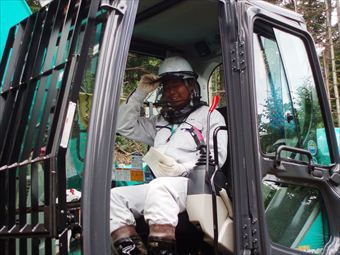 運転席に座ってニッコリ