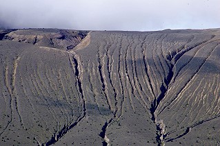 瓢型（ひさごがた）火口と直下のガリー（火山灰など軟弱土質の斜面が降水により削り取られた深い溝)