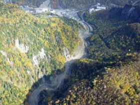 層雲峡温泉街と黒岳沢