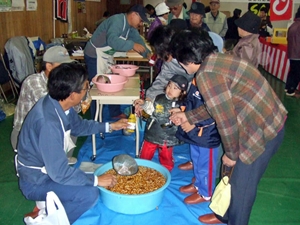 産業祭でのナメコすくい(幌加内町)