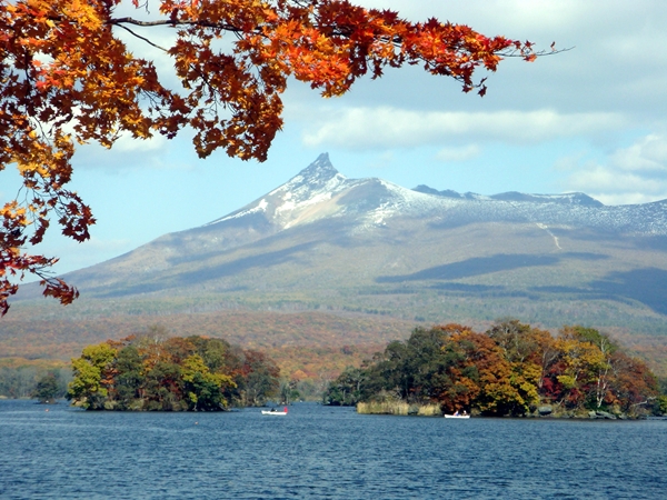 駒ヶ岳の冠雪と大沼湖畔の紅葉