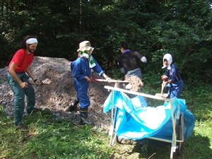 道路維修(敷砂利)の様子(H22年)