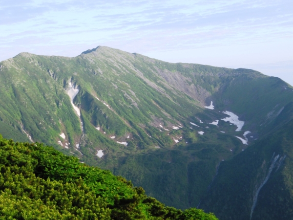 幌尻岳（標高2,052m）と北カール
