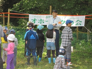 子どもたちに説明する筆者