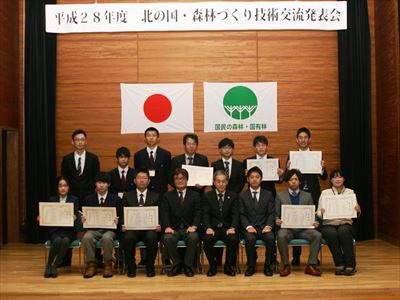 閉会式の後、受賞者を囲んで記念撮影