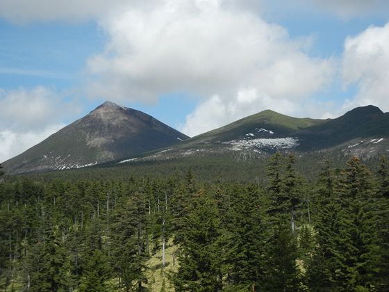 左側山は阿寒富士、中央は雌阿寒岳