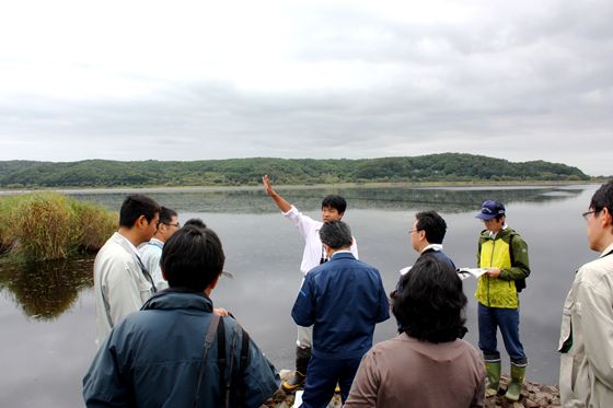 環境省が実施している達古武湖の自然再生事業を説明