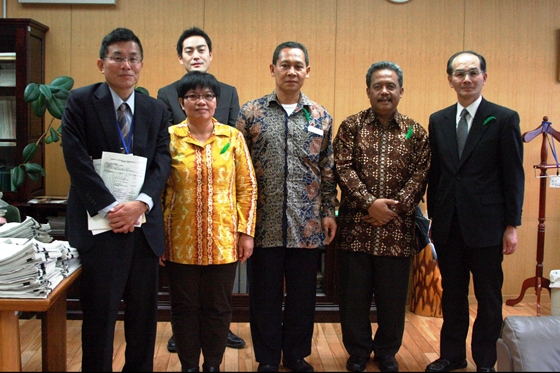 インドネシアから国立公園の所長など3名が研修で訪日し、次長室で表敬訪問